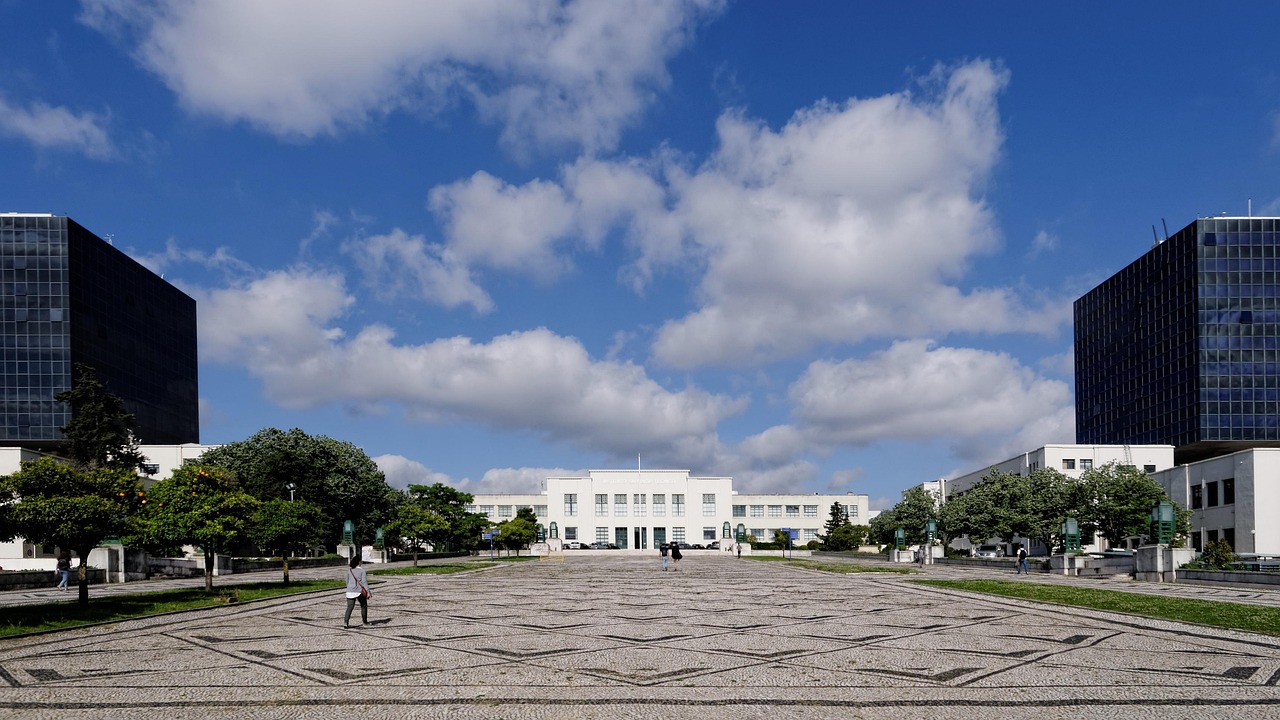 上海中僑職業(yè)技術大學近三年在廣西錄取分數(shù)線(含2021-2023最低分)